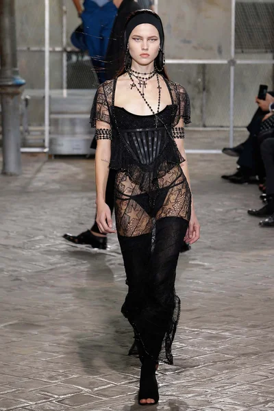 Look 16